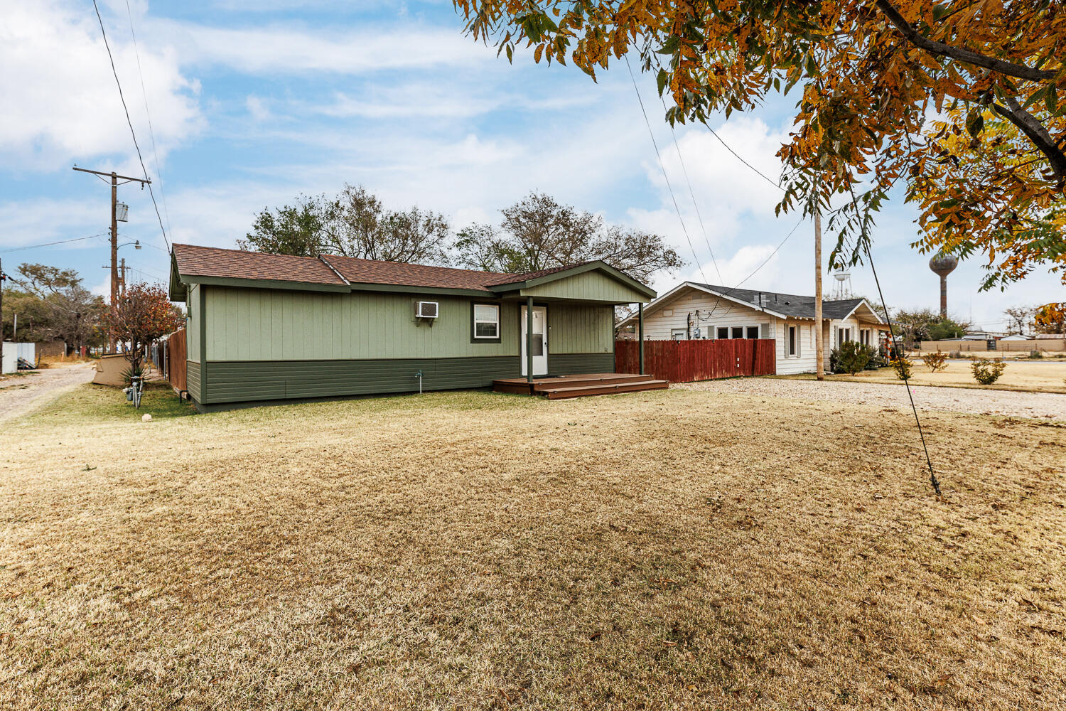 211 Chestnut Street Idalou, TX 79329 - Photo 4 of 31 a front view of a house with a garden