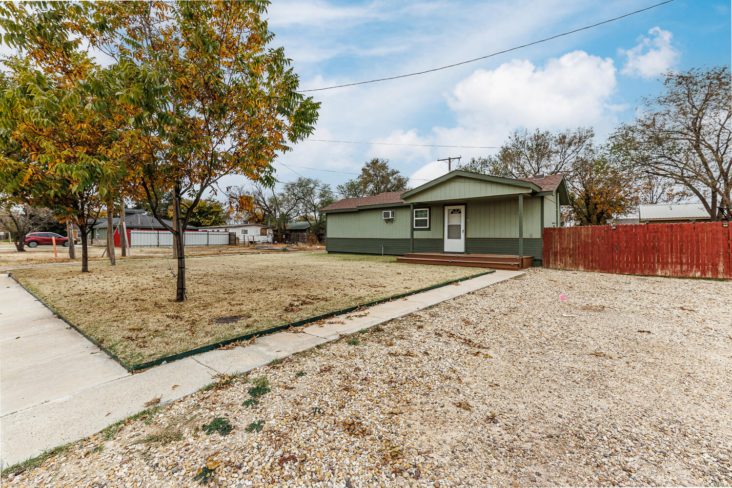 211 Chestnut Street Idalou, TX 79329 - Photo 5 of 31 a front view of a house with garden