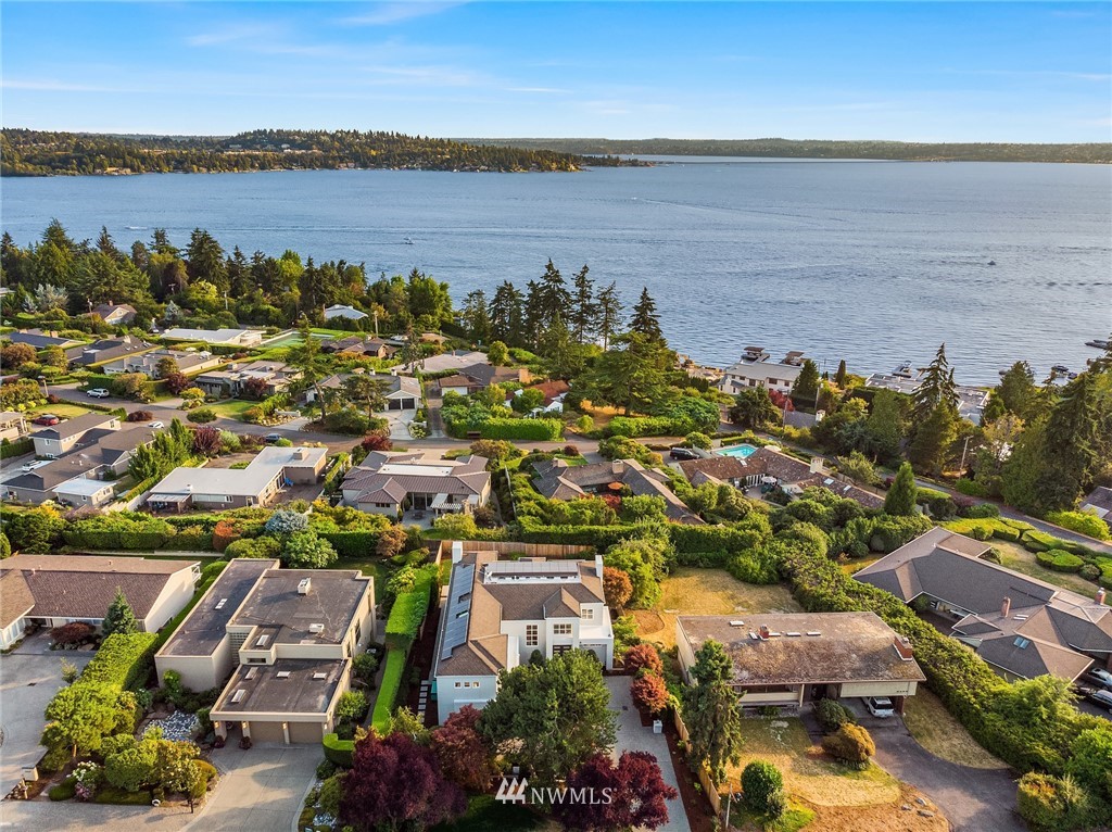 8431 Ridge Road Medina, WA 98039 - Photo 7 of 40 a view of a city and ocean view