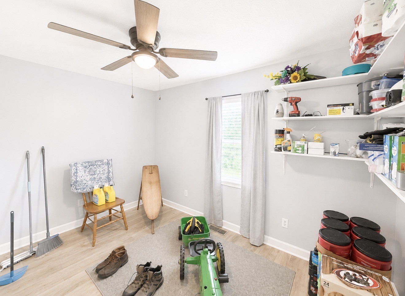 153 Henry Harris Road Westmoreland, TN 37186 - Photo 13 of 18 a bedroom with furniture and a book shelf
