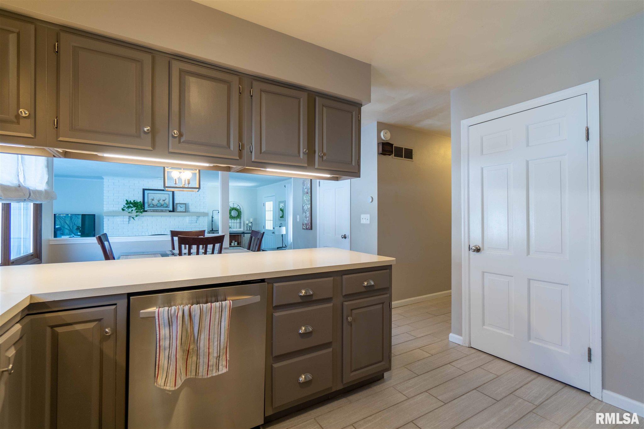 6302 North Post Oak Road Peoria, IL 61615 - Photo 11 of 43 Gallery Image 11