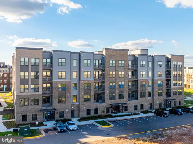 $2,850 | 21731 Dovekie Terrace, Unit 307, Ashburn, VA 20147