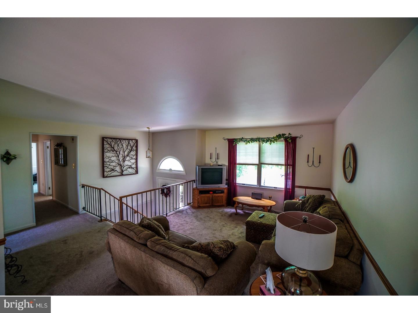5002 Farming Ridge Boulevard Reading, PA 19606 - Photo 4 of 17 Living Room