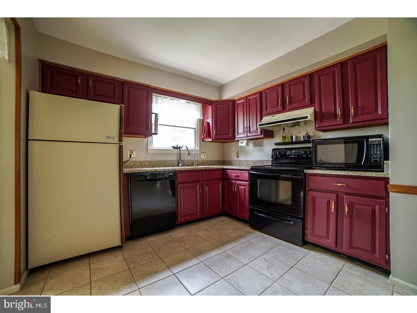 5002 Farming Ridge Boulevard Reading, PA 19606 - Photo 5 of 17 Kitchen