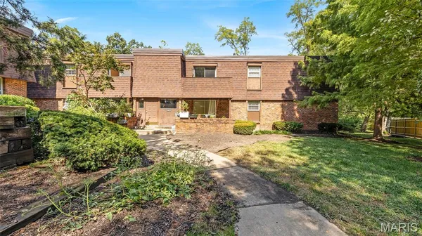 $124,900 | 13453 Coliseum Drive, Unit E, Chesterfield, MO 63017