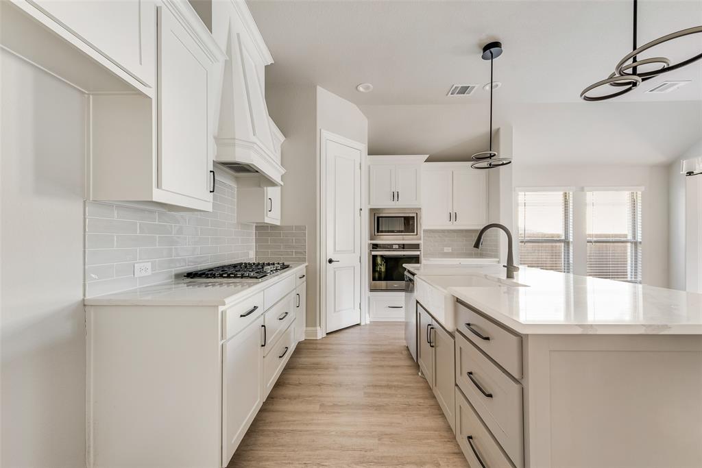 1905 Graham Way Mansfield, TX 76063 - Photo 9 of 20 a kitchen with stainless steel appliances granite countertop a sink a stove and a wooden floors