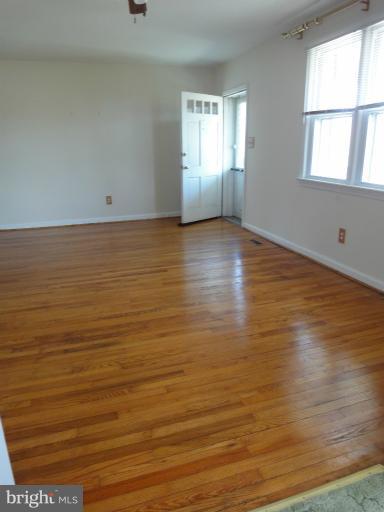 6701 Brooklyn Bridge Road Laurel, MD 20707 - Photo 11 of 29 Living Room