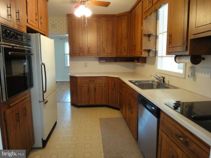 6701 Brooklyn Bridge Road Laurel, MD 20707 - Photo 12 of 29 Kitchen