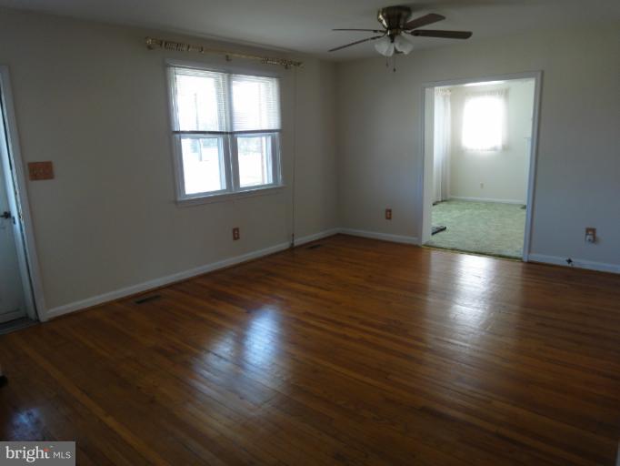 6701 Brooklyn Bridge Road Laurel, MD 20707 - Photo 22 of 29 Living Room