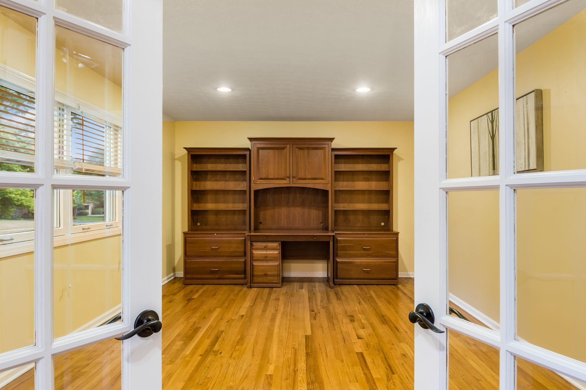 1281 Windham Road Upper Arlington, OH 43220 - Photo 4 of 32
