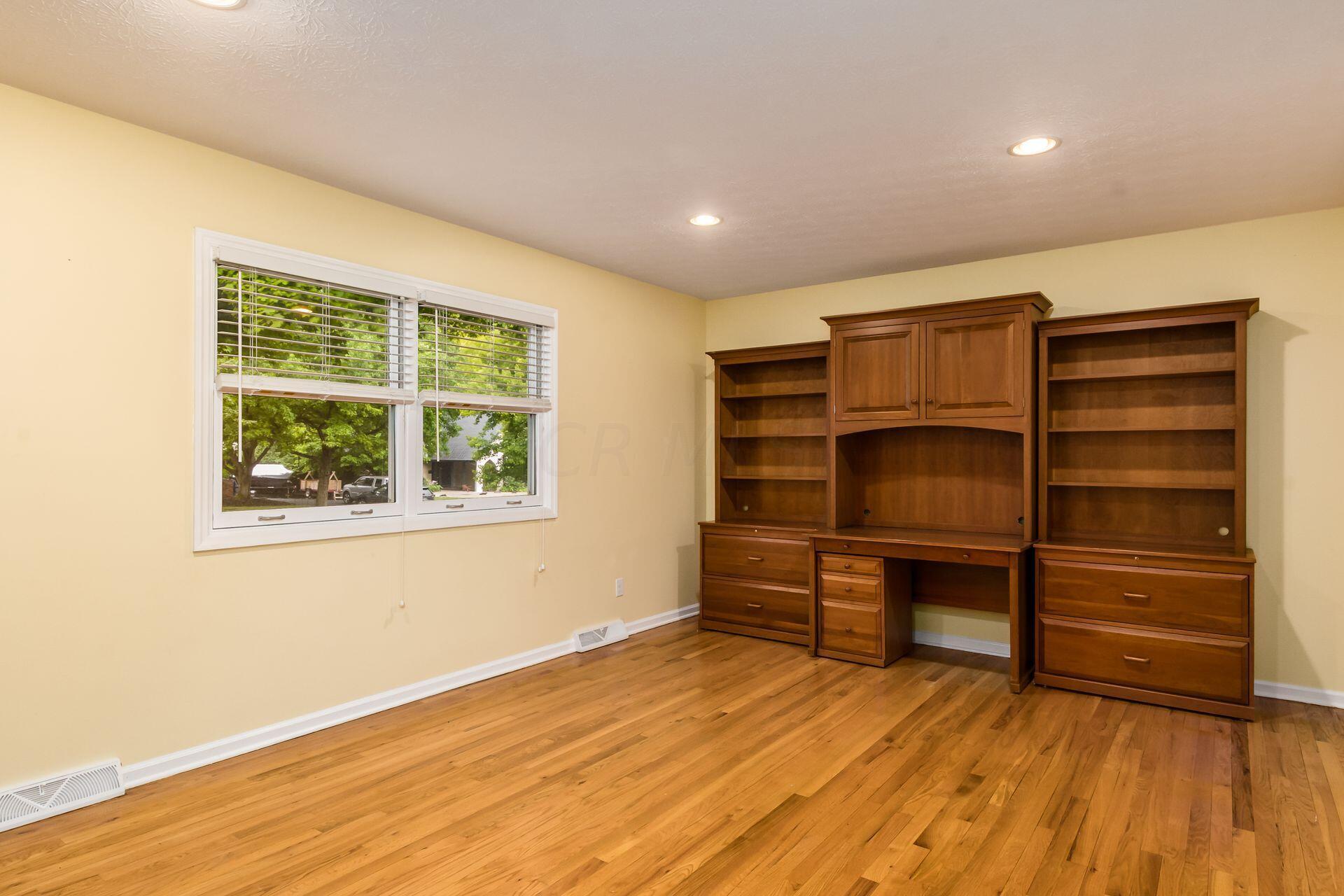 1281 Windham Road Upper Arlington, OH 43220 - Photo 5 of 32