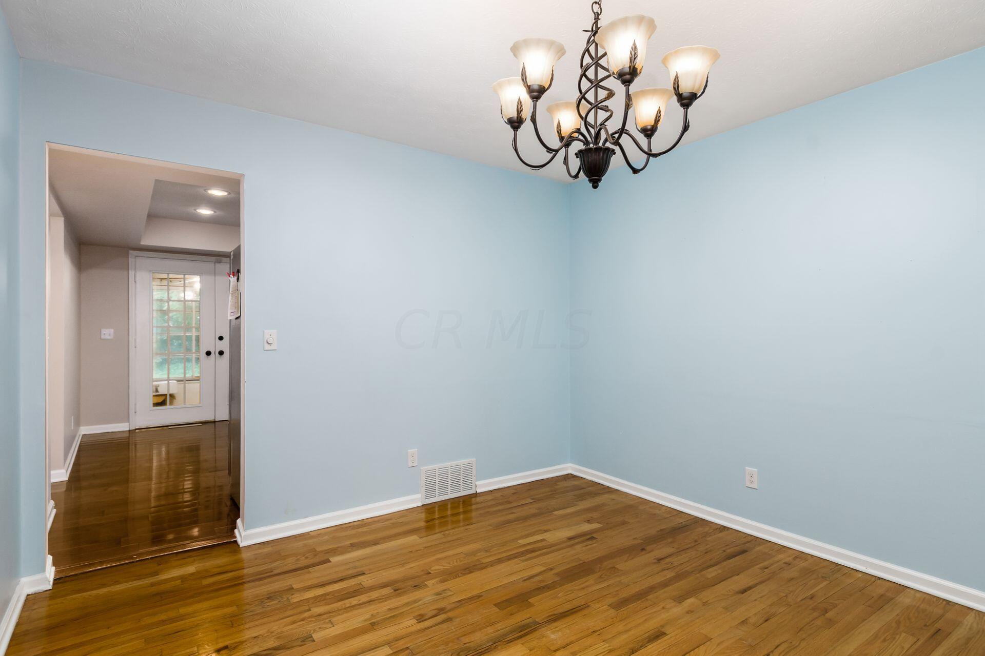 1281 Windham Road Upper Arlington, OH 43220 - Photo 7 of 32