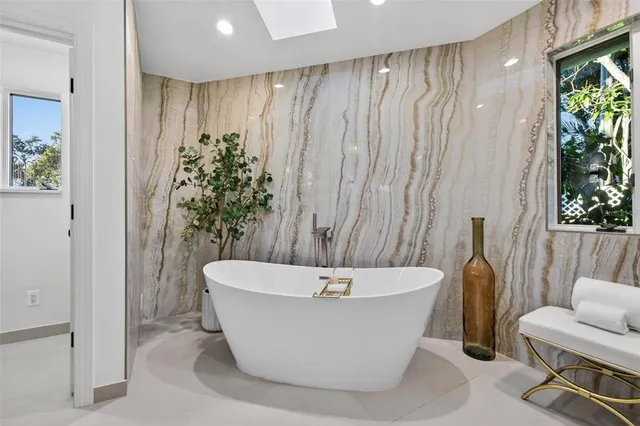 $2,550,000 | 1222 Brightwaters Boulevard Northeast, St. Petersburg, FL 33704