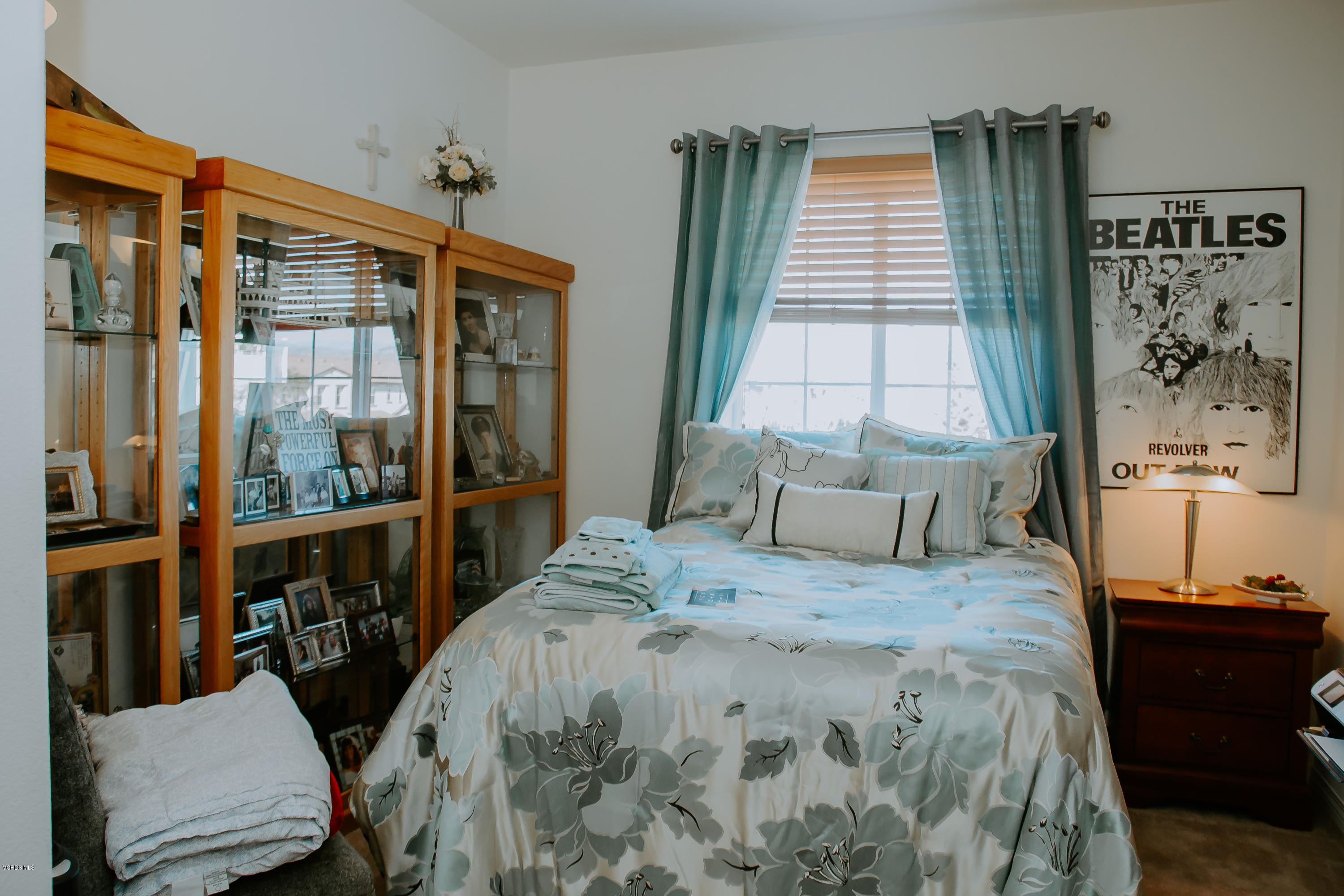 3012 Moonlight Park Avenue Oxnard, CA 93036 - Photo 12 of 59 a bedroom with a large bed and a window