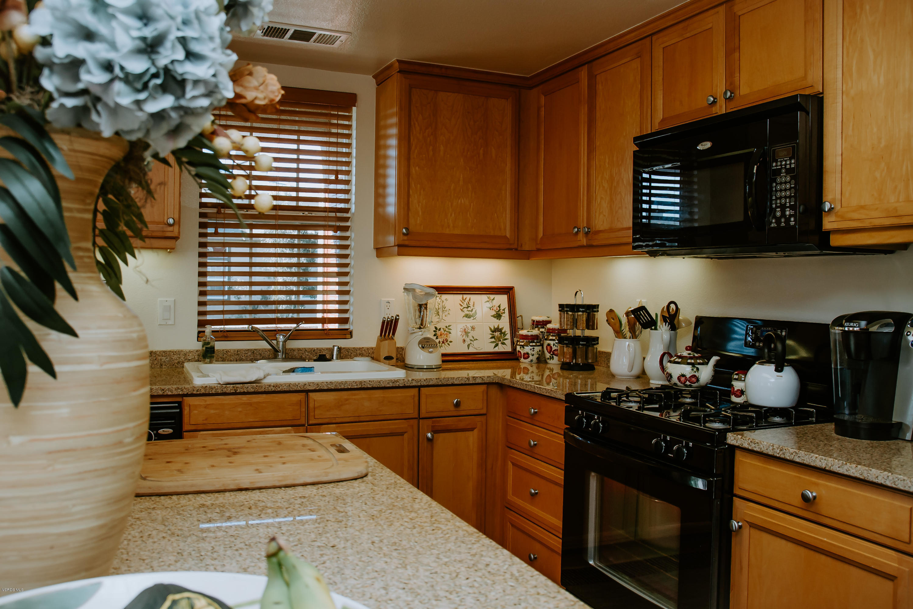 3012 Moonlight Park Avenue Oxnard, CA 93036 - Photo 20 of 59 a kitchen with a sink a stove and cabinets