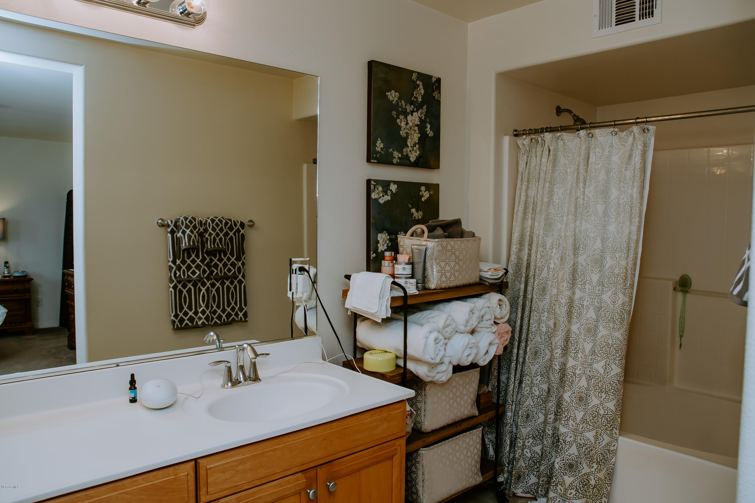 3012 Moonlight Park Avenue Oxnard, CA 93036 - Photo 40 of 59 a bathroom with a sink and a mirror