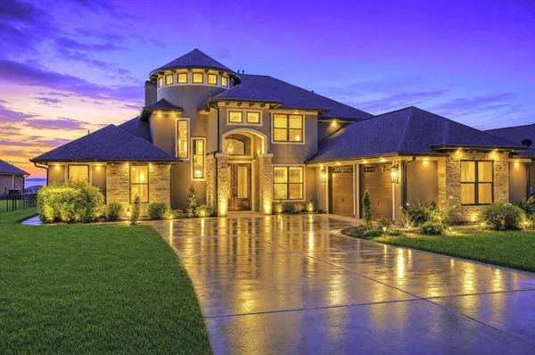 $1,095,000 | 127 Bridgewater, Onalaska, TX 77360