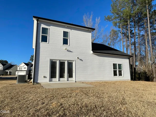 a view of a yard in front of a house