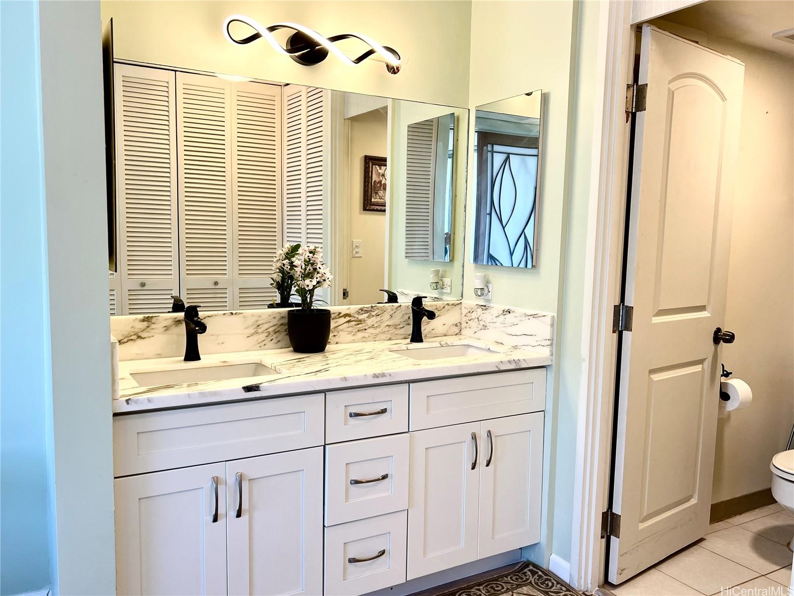 469 Ena Road, Unit 2010 Honolulu, HI 96815 - Photo 9 of 25 Ensuite bathroom with double vanity and large L shaped closet