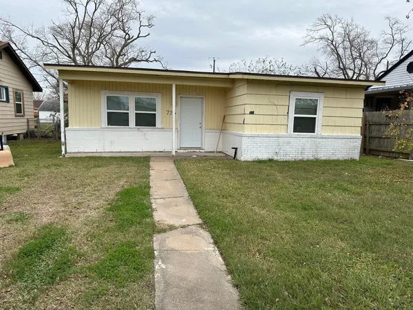 $1,350 | 726 West 6th Street, Freeport, TX 77541