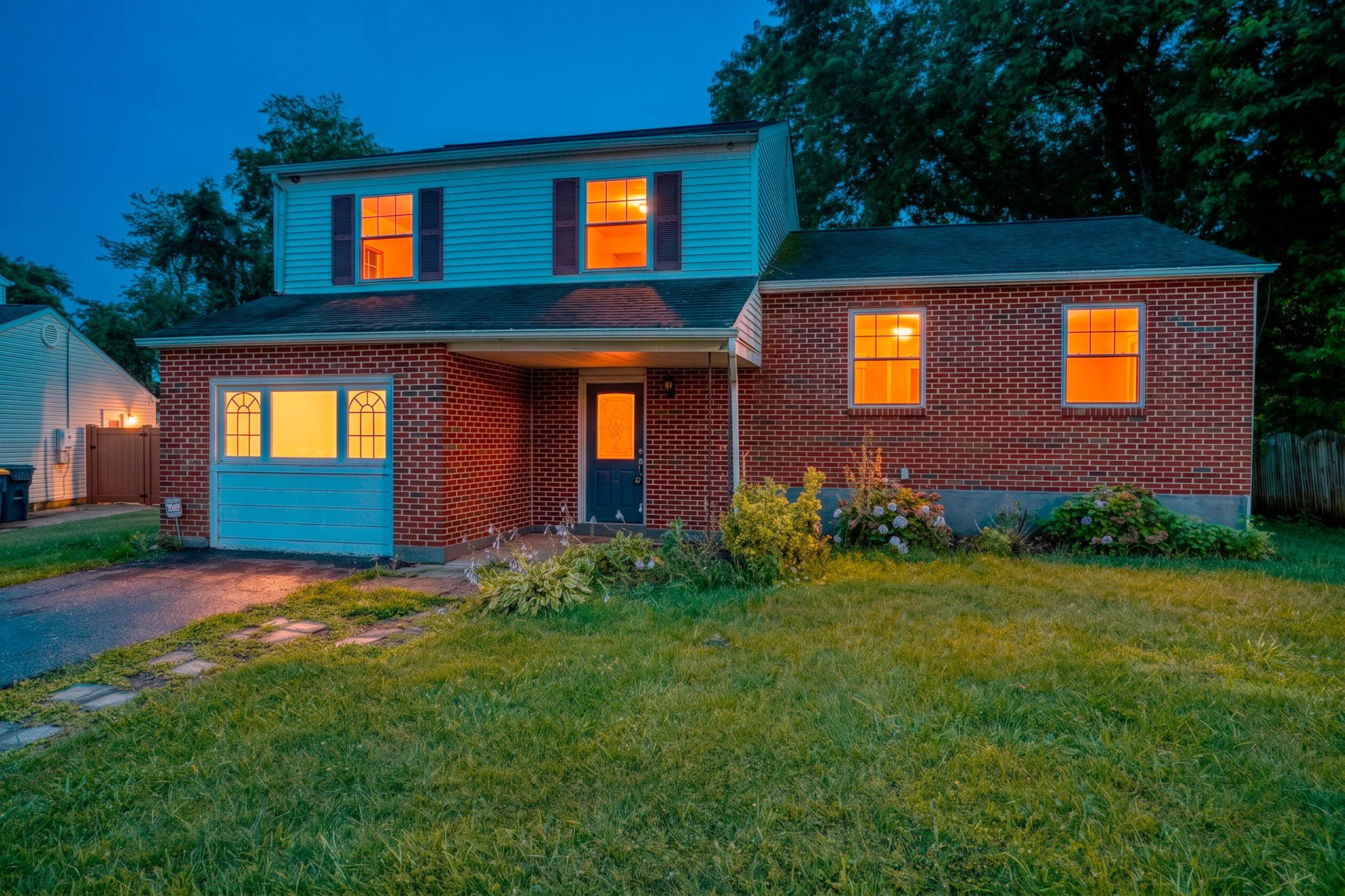 8 Yorktown Road New Castle, DE 19720 - Photo 1 of 22 Brick front home backing to woods.