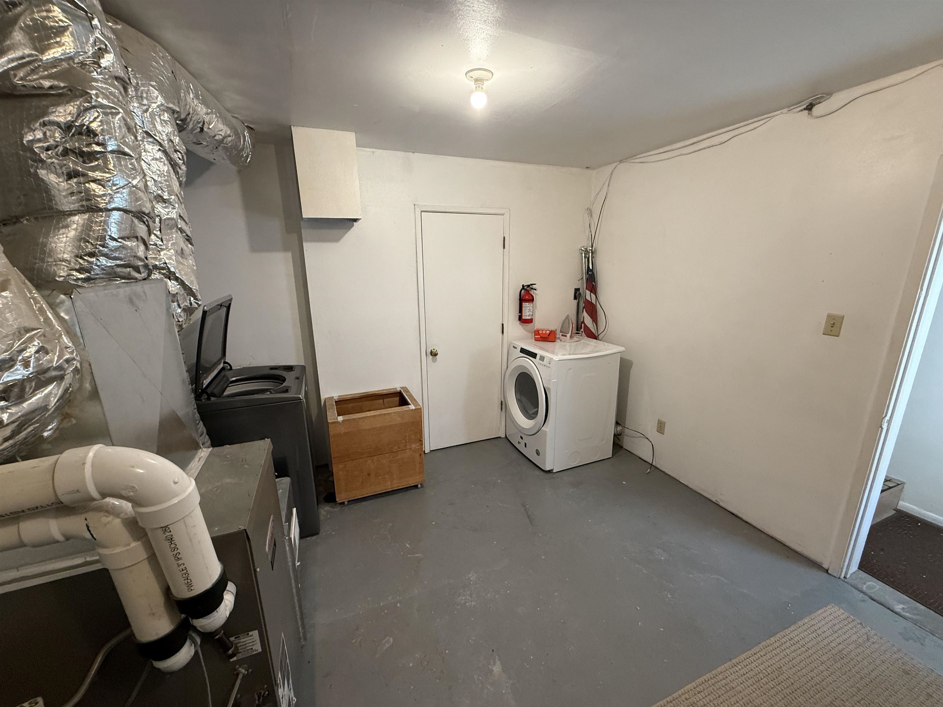 323 Main Street Bridgeport, CA 93517 - Photo 19 of 38 a living room with furniture and a window
