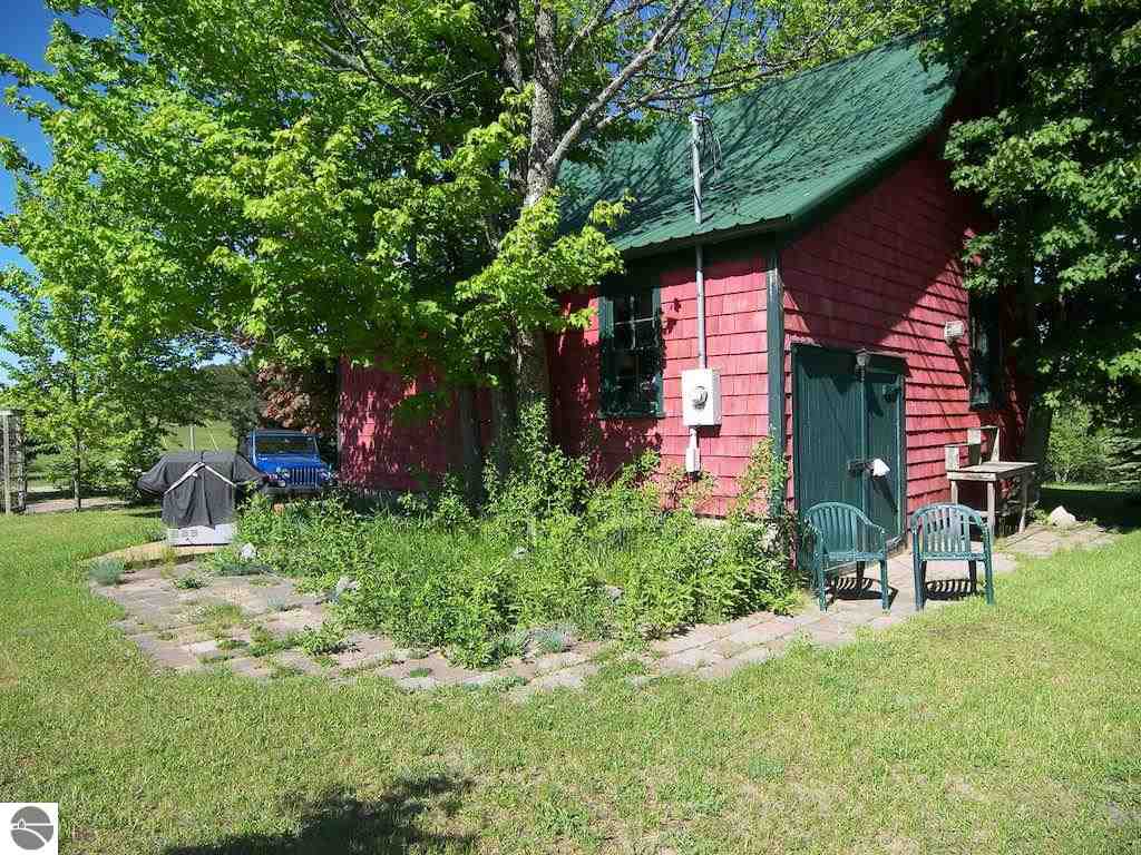 6969 South Schomberg Road Cedar, MI 49621 - Photo 25 of 31 1786073-24.JPG