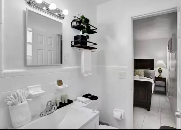$1,995 | 820 Northeast 16th Avenue, Unit 5, Fort Lauderdale, FL 33304