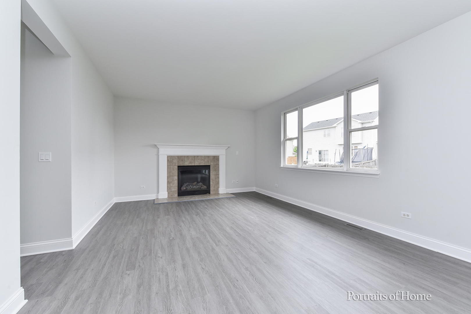 1412 Colaric Court Joliet, IL 60431 - Photo 10 of 25 an empty room with windows