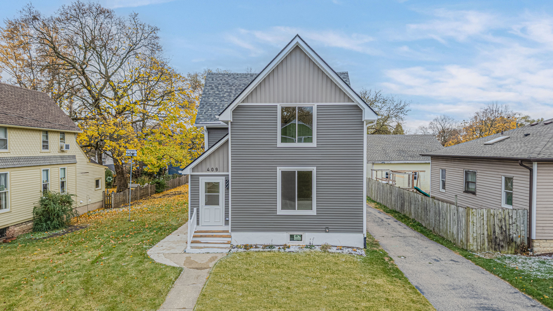 a view of house with a yard
