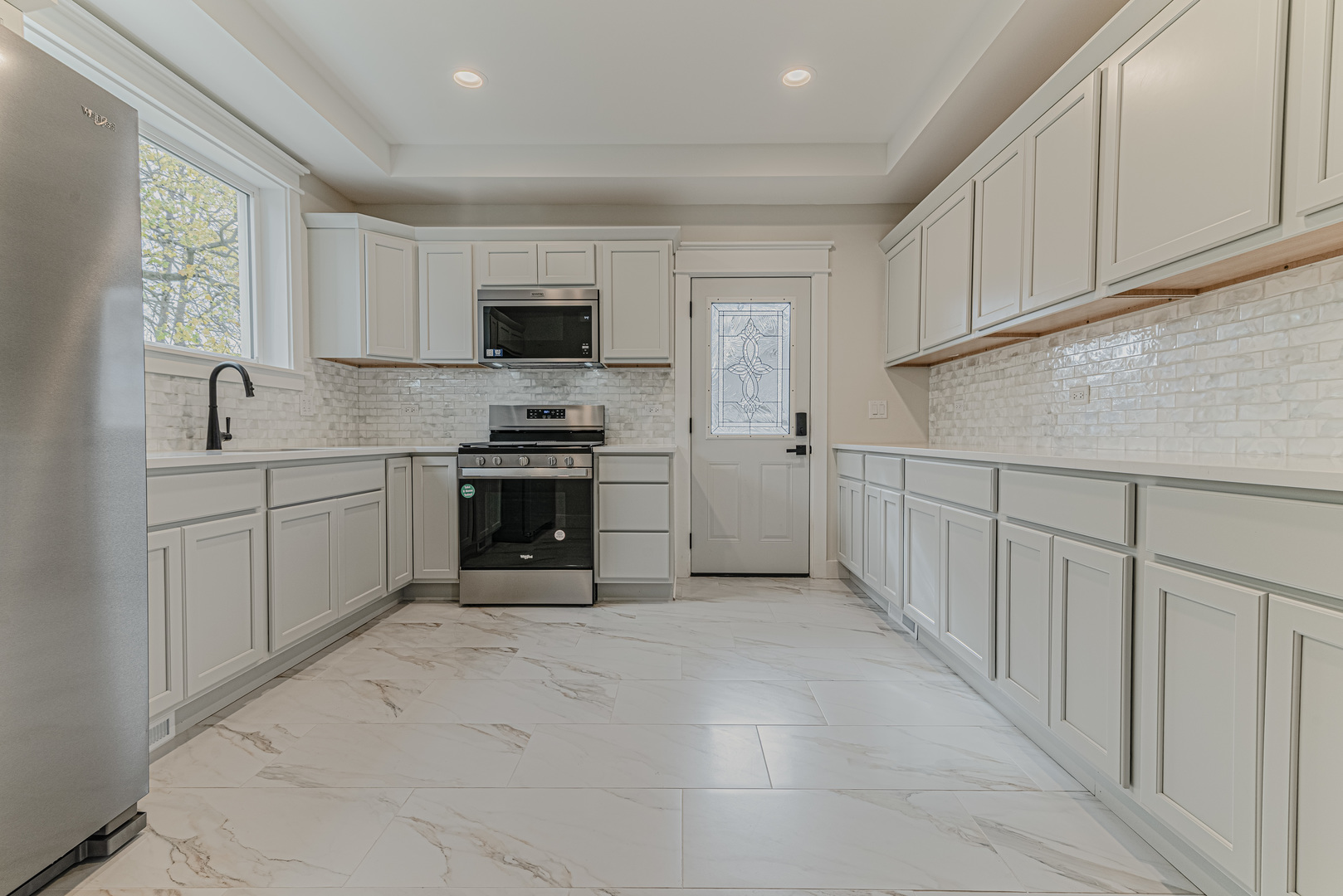 409 Algona Avenue Elgin, IL 60120 - Photo 11 of 31