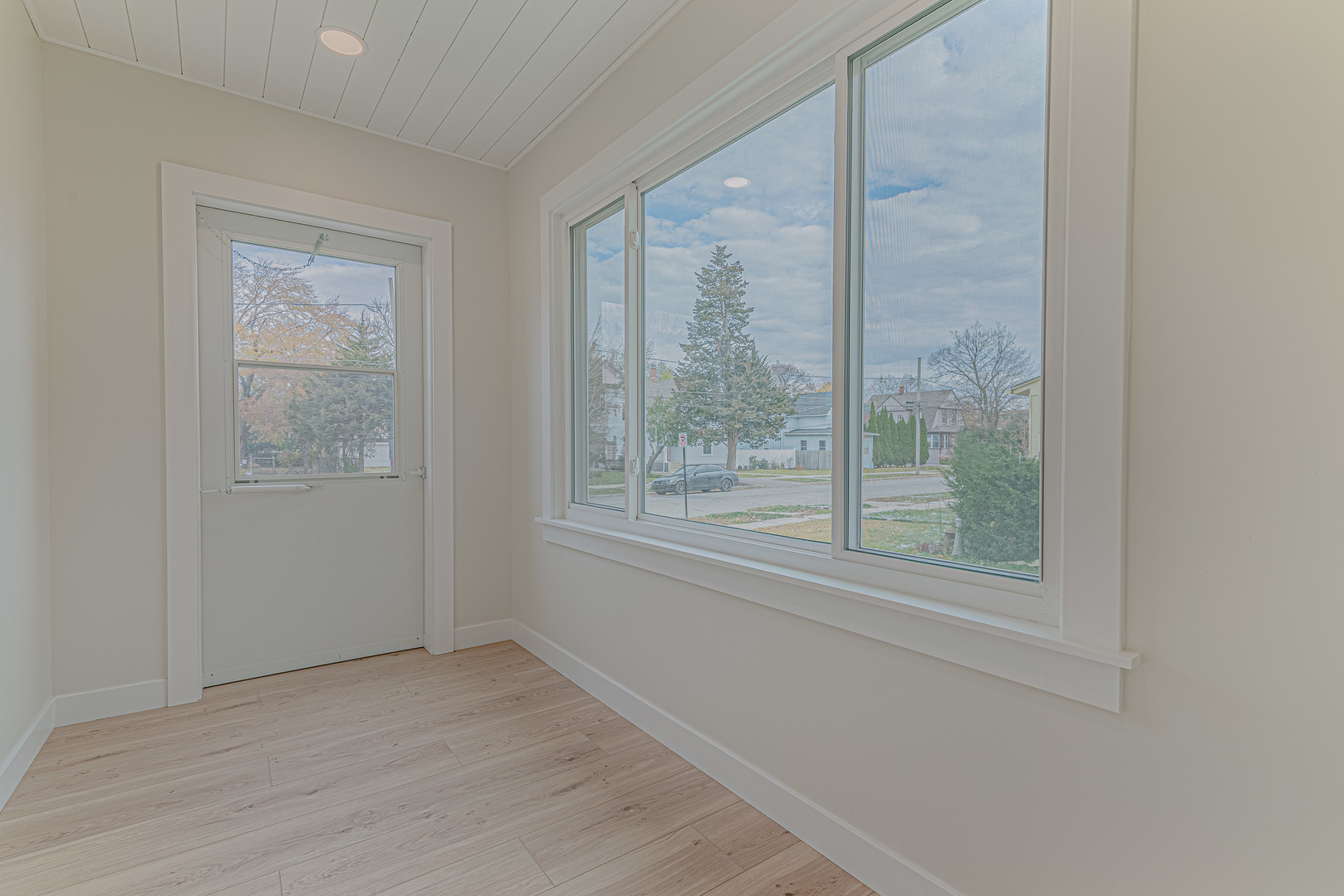 409 Algona Avenue Elgin, IL 60120 - Photo 5 of 31