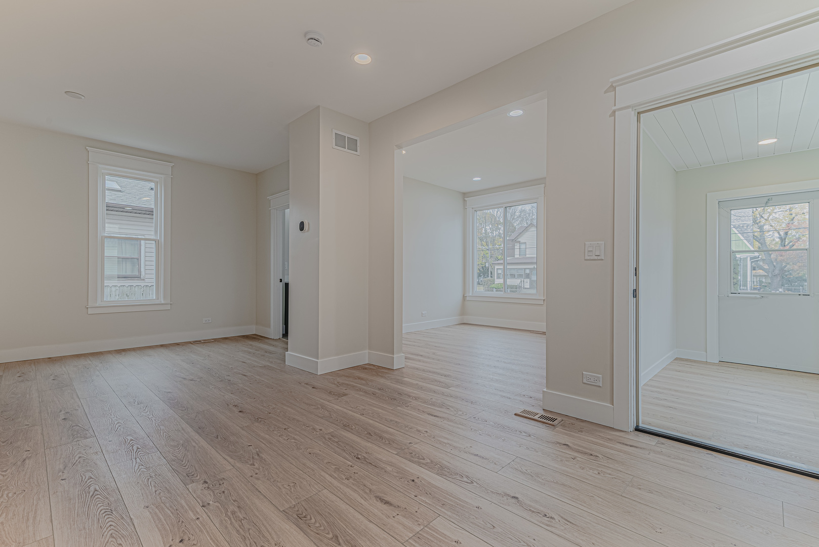 409 Algona Avenue Elgin, IL 60120 - Photo 6 of 31