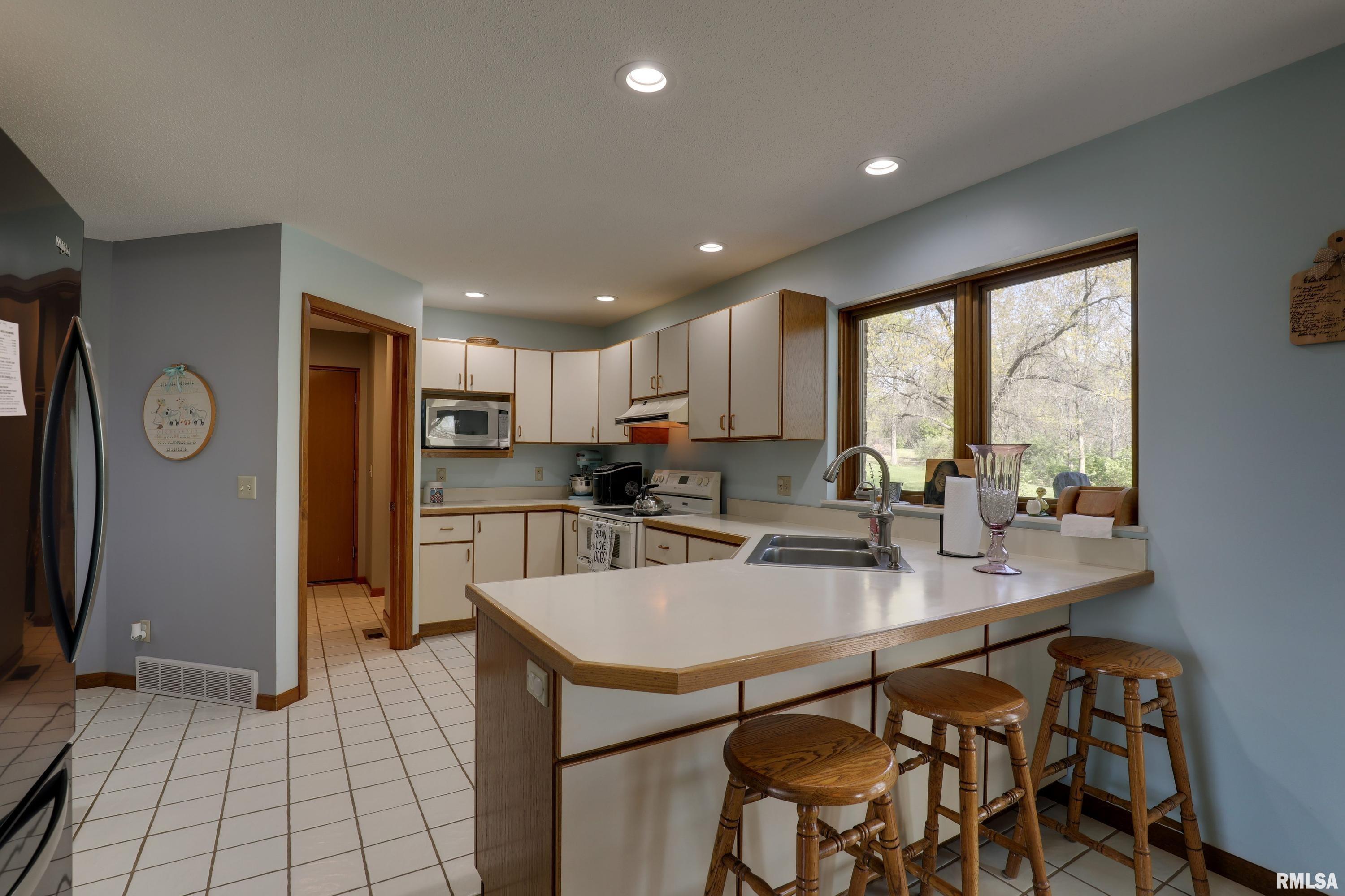 4729 Hidden Cove Road Quincy, IL 62305 - Photo 7 of 18