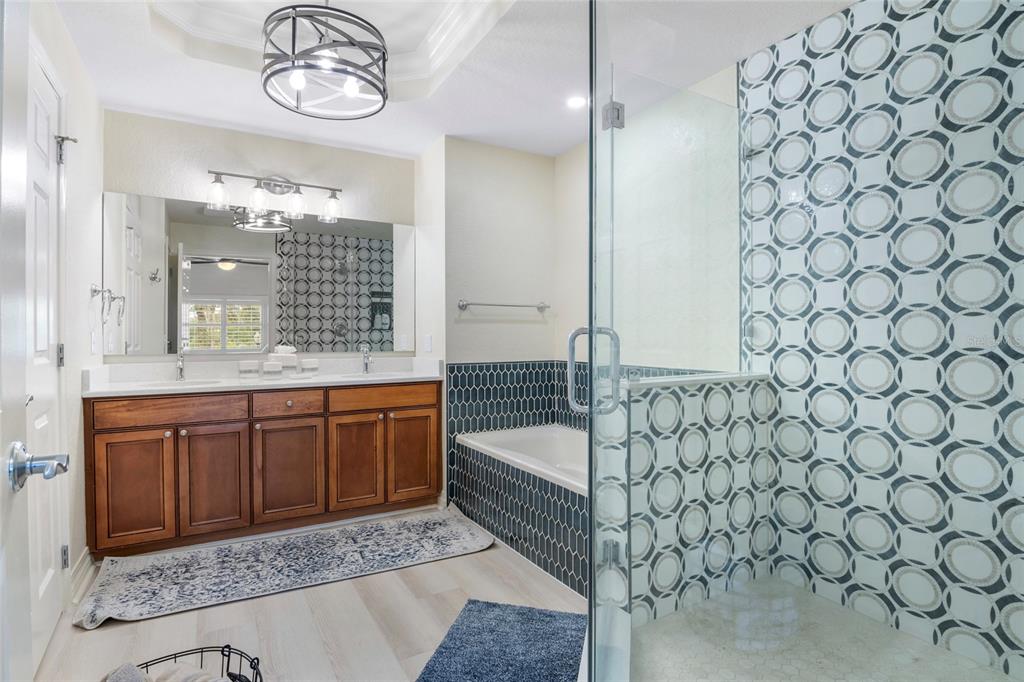 7600 Sandy Ridge Drive, Unit 204 Reunion, FL 34747 - Photo 19 of 39 a bathroom with a sink a vanity and a bathtub