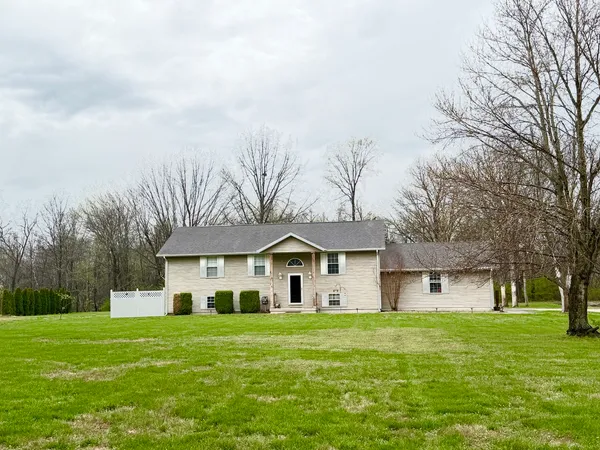 $299,900 | 658 Deerfield Road, Walnut Hill, IL 62893