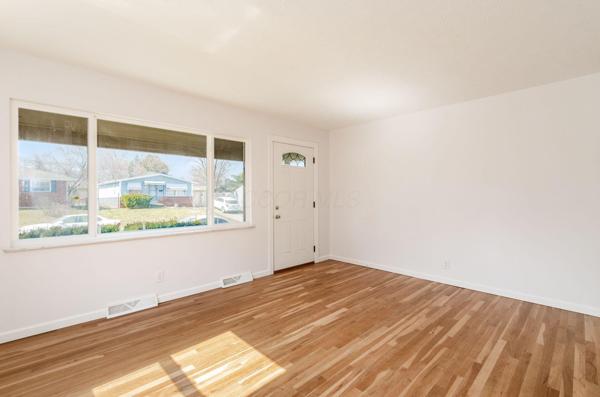 1488 Bycroft Road Columbus, OH 43206 - Photo 4 of 26 Livingroom with plenty of natural light