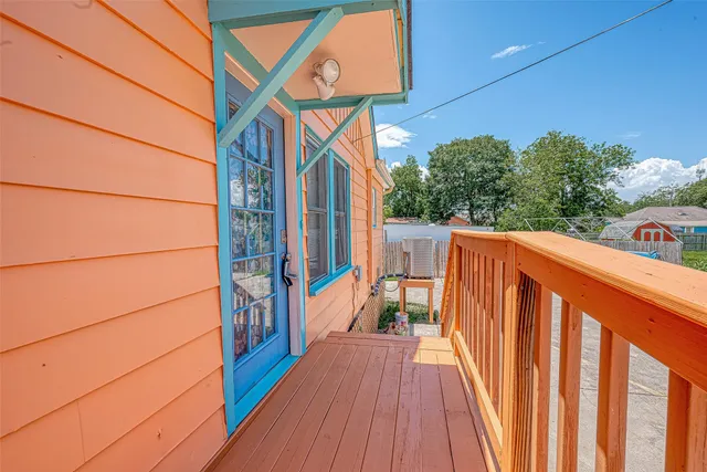 a view of backyard of the house