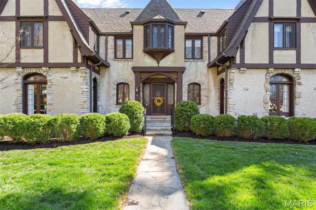 16 Picardy Lane Ladue, MO 63124 - Photo 2 of 39