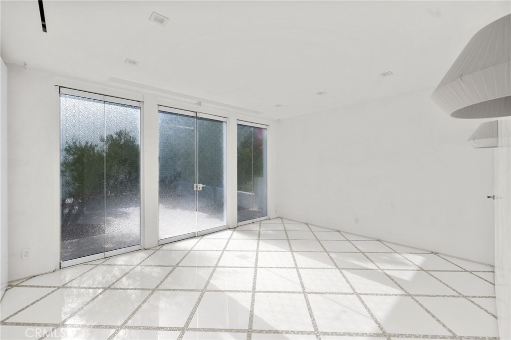 1046 North Hillcrest Road Beverly Hills, CA 90210 - Photo 46 of 74 a view of an empty room