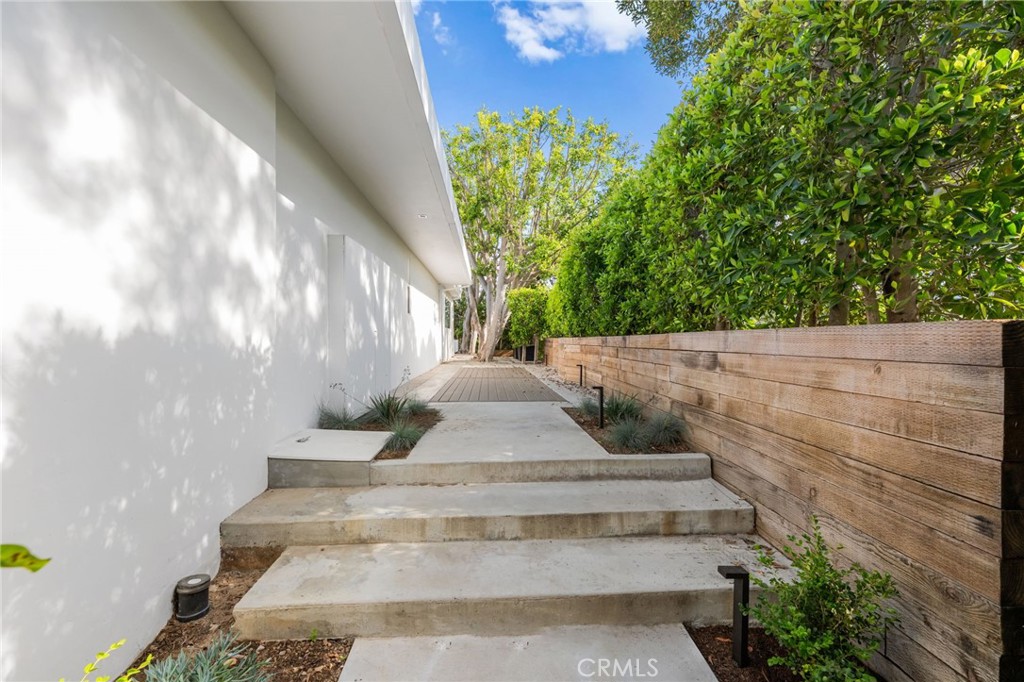 1046 North Hillcrest Road Beverly Hills, CA 90210 - Photo 5 of 74