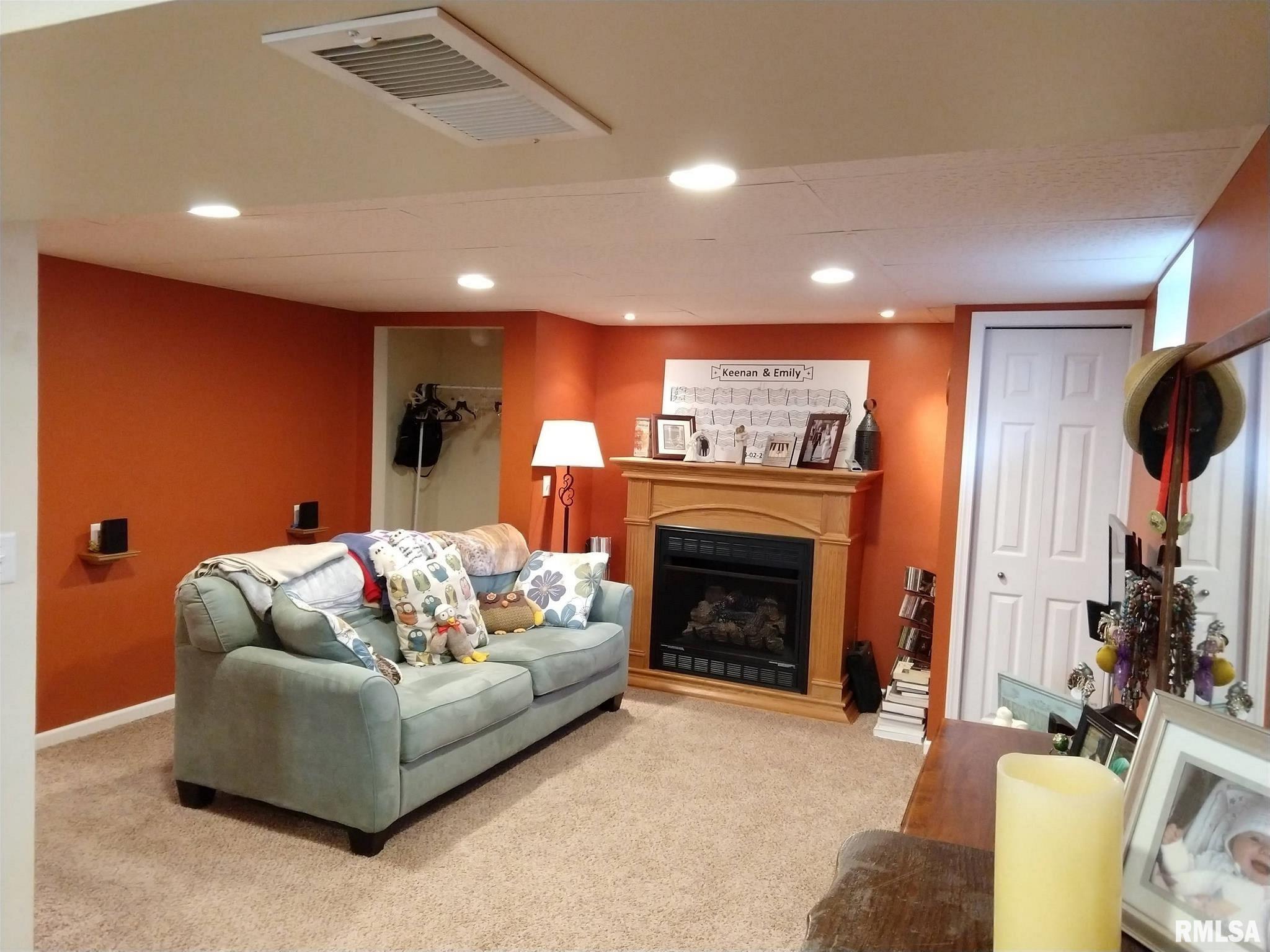 208 Cartwright Drive Springfield, IL 62702 - Photo 3 of 50