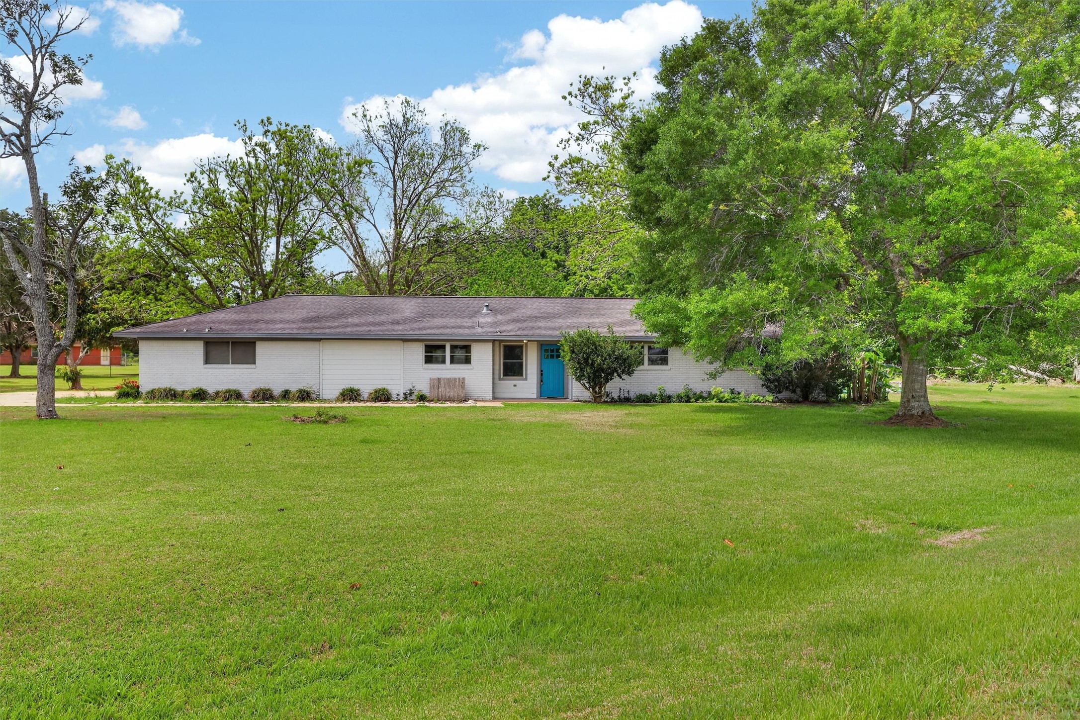 379 Hale Road Bay City, TX 77414 - Photo 3 of 28 a front view of a house with a garden