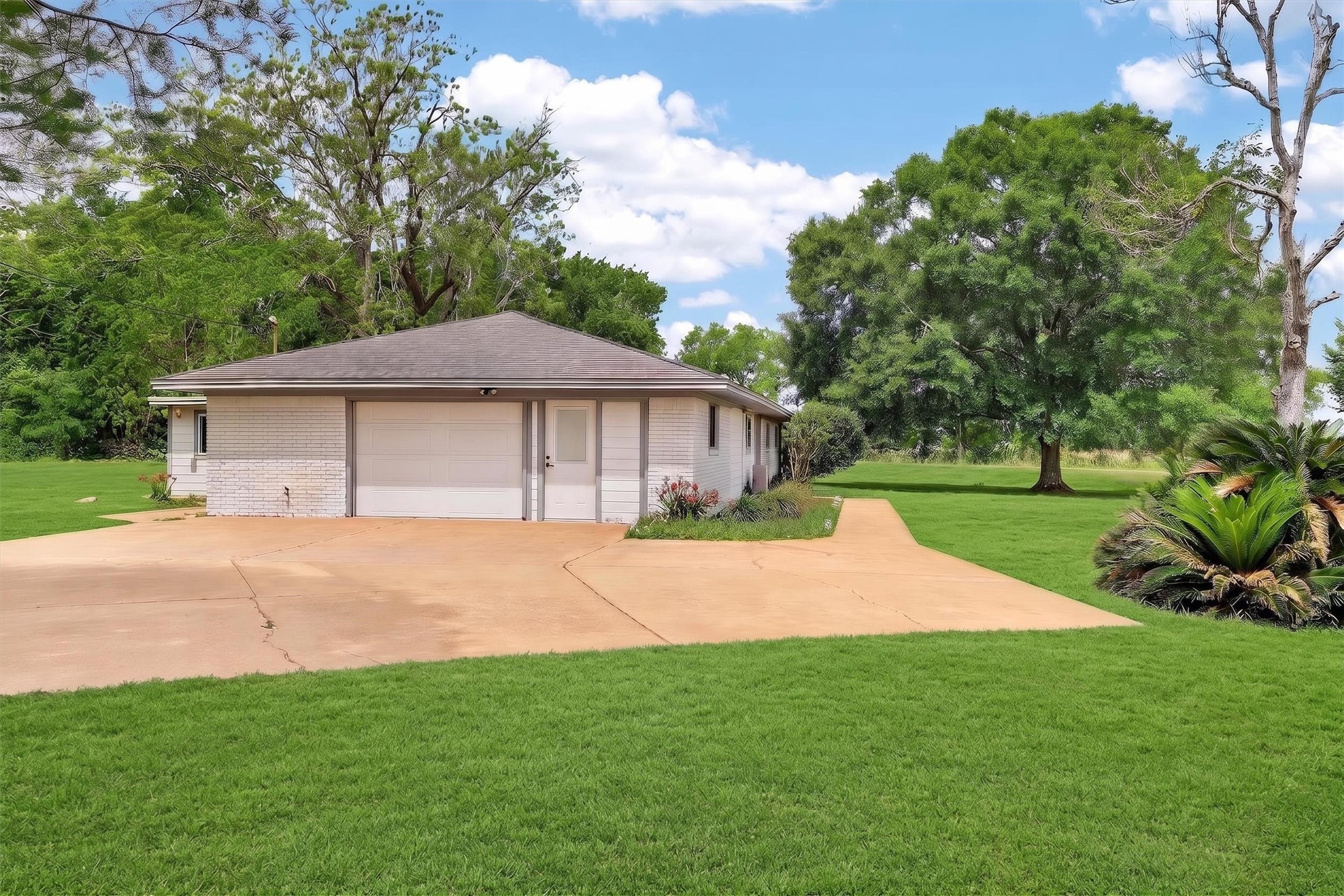 379 Hale Road Bay City, TX 77414 - Photo 4 of 28 a house with garden in front of it