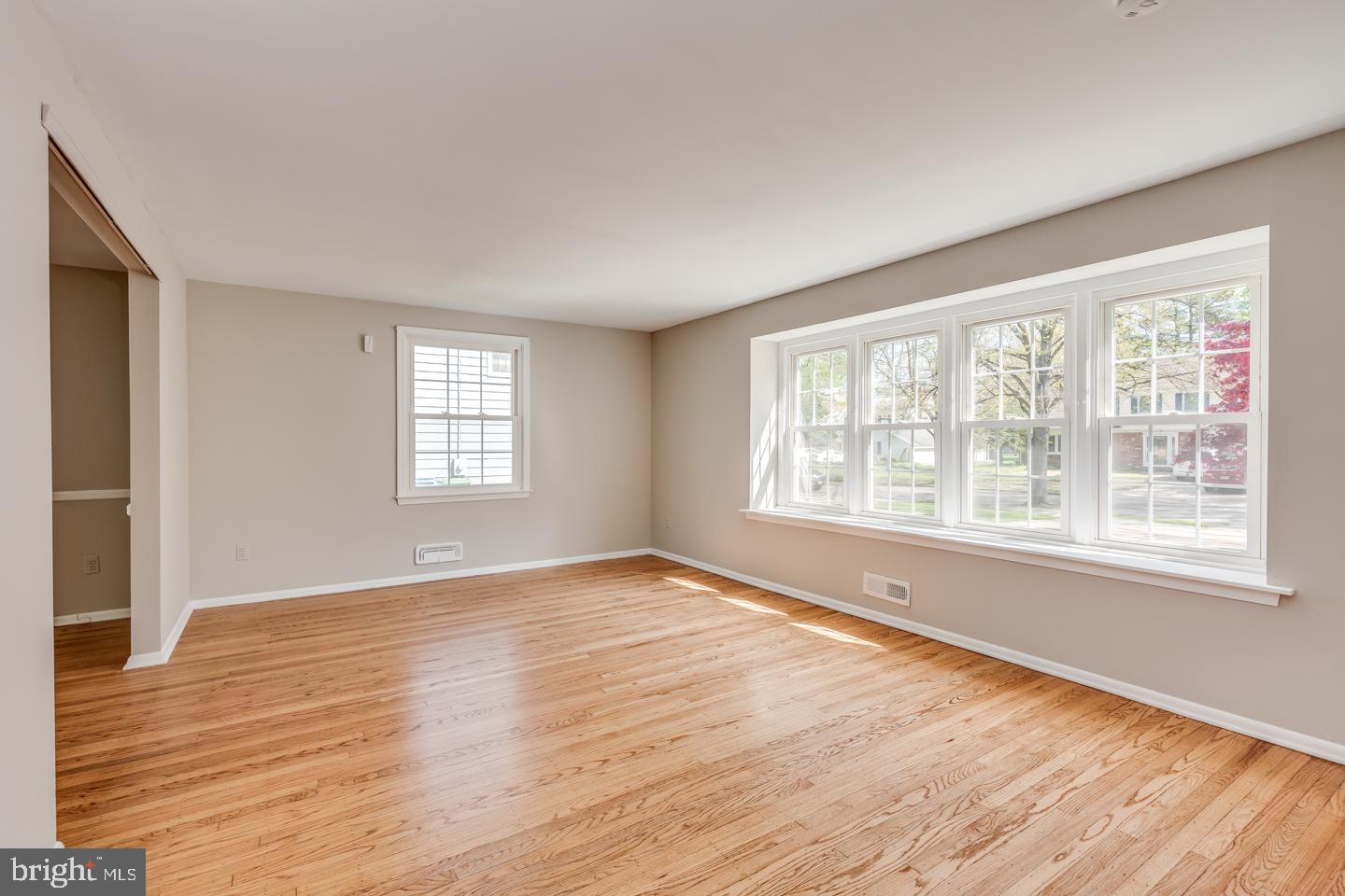119 Fenwick Road Cherry Hill, NJ 08034 - Photo 6 of 38 Fabulous natural light.