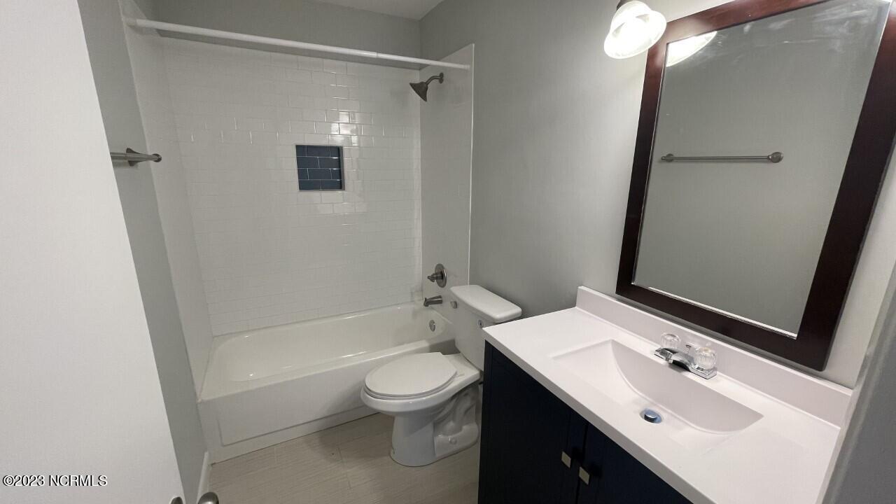118 Kilarny Road Wilmington, NC 28409 - Photo 5 of 13 118 Kilarny Rd 004 bath
