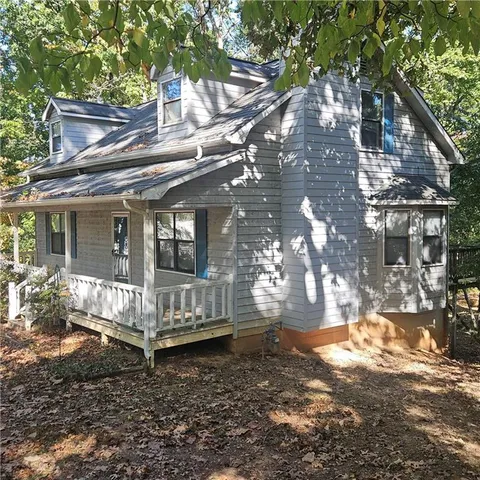 a view of a backyard