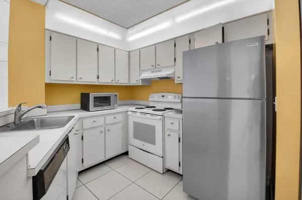 $1,800 | 7535 South Oriole Boulevard, Unit 206, Delray Beach, FL 33446