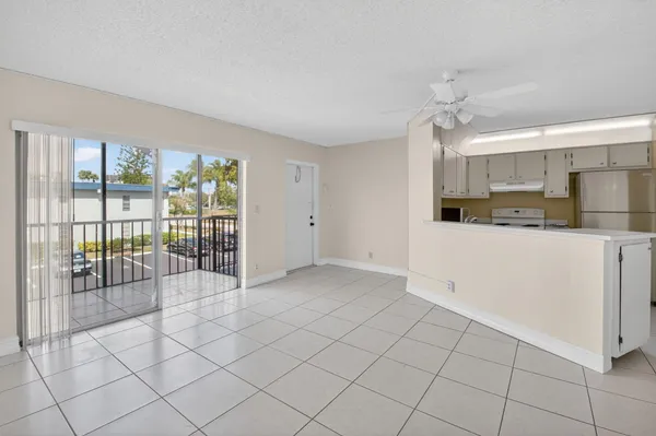 $1,800 | 7535 South Oriole Boulevard, Unit 206, Delray Beach, FL 33446