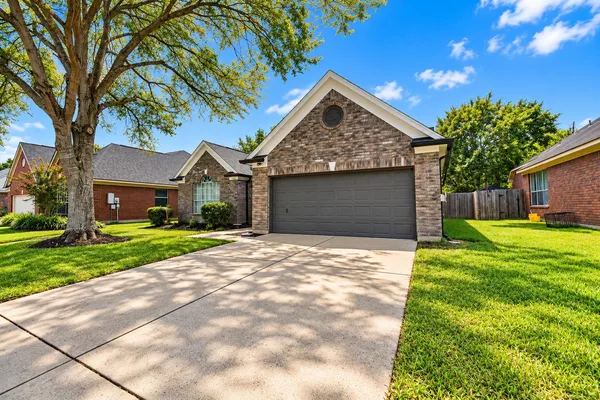 $2,350 | 2922 Veva Drive, Pearland, TX 77584